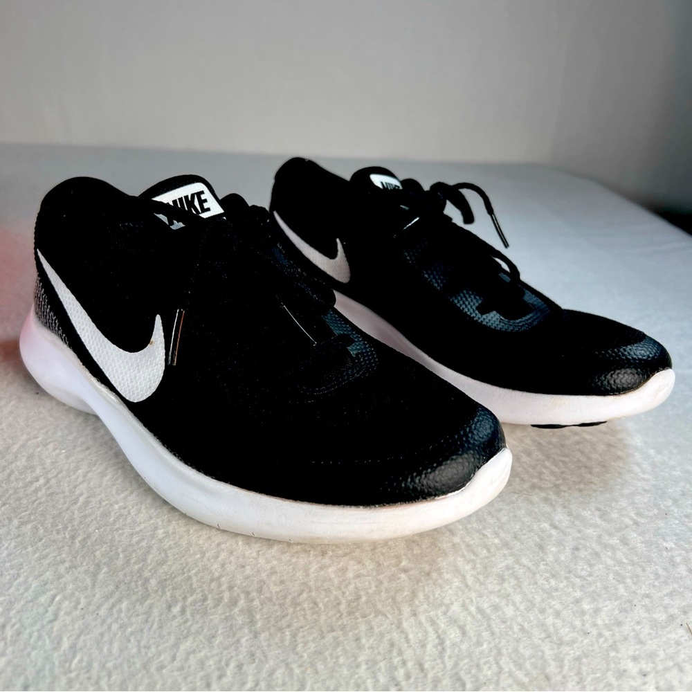 Nike Flex Experience Women’s Sneakers Size 7 Black White AH0004-001 Running  EUC